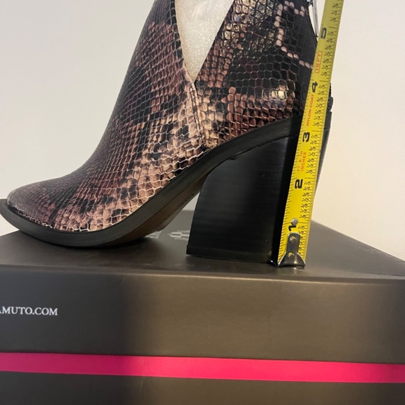 Vince Camuto Embossed Black  Snake Print Western BOOTIE   NIB 8 - Picture 3 of 3